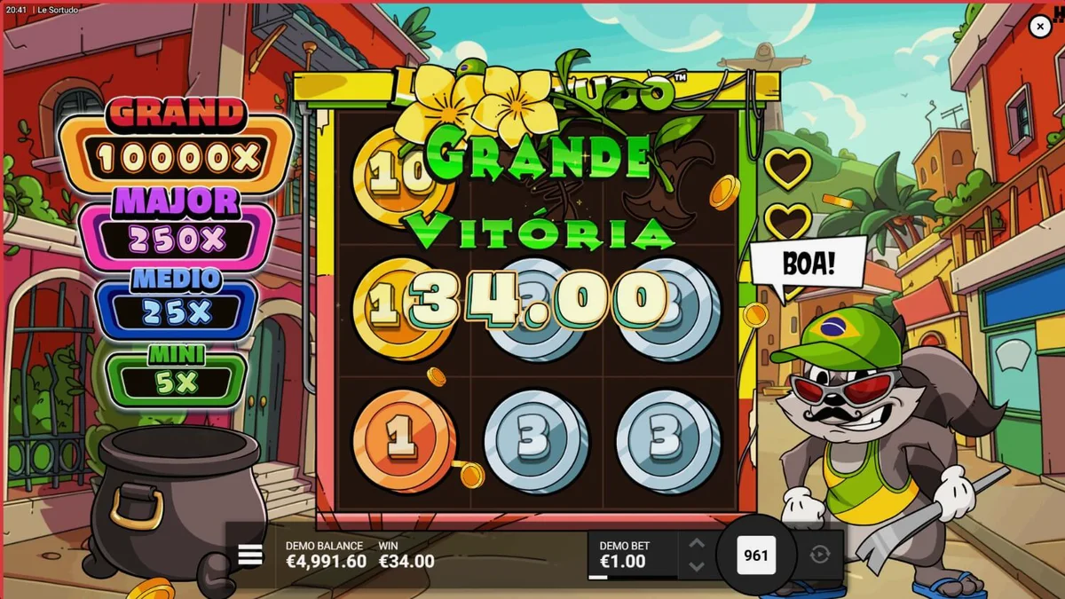Smokey si rakun dalam slot Le Sortudo dengan latar belakang jalanan Brasil yang penuh warna.